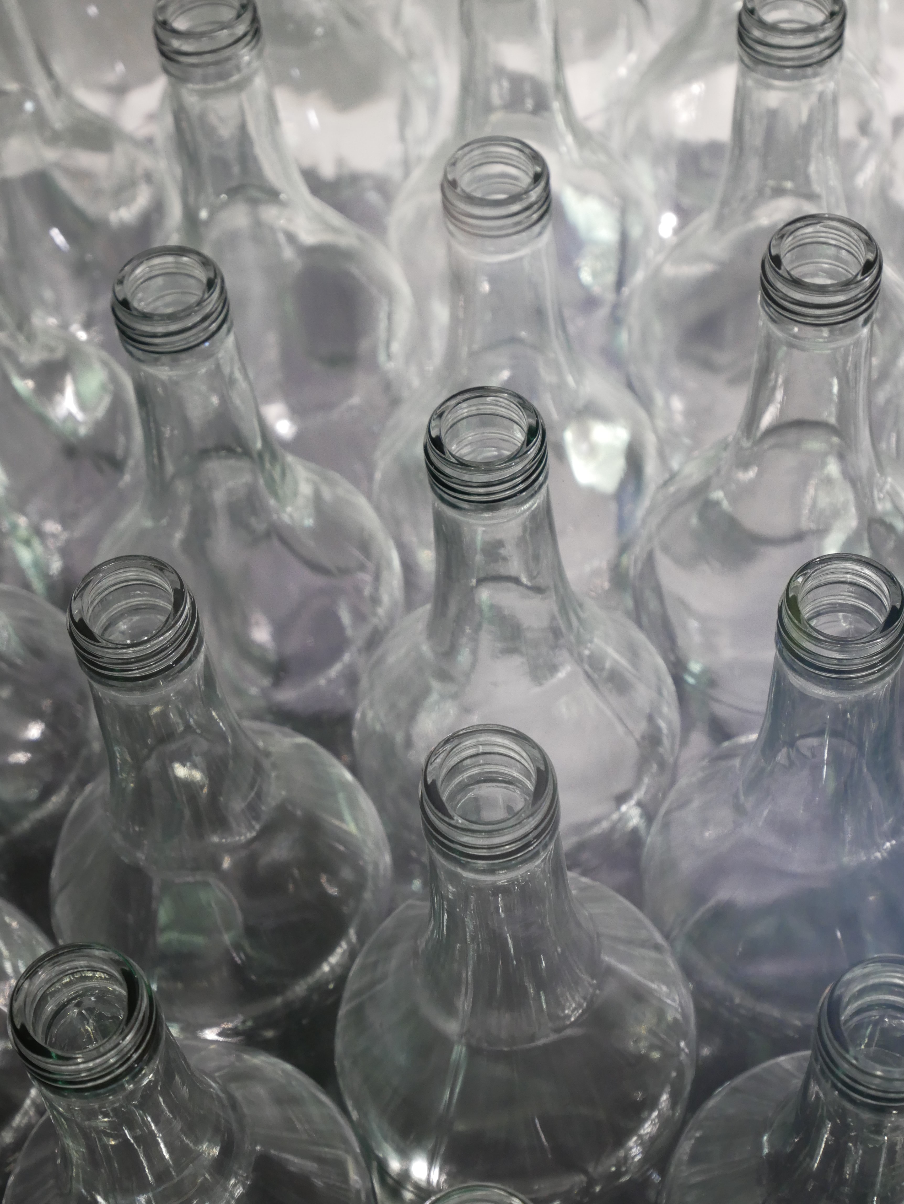 bottiglie di vetro stappate e vuote viste dall’alto