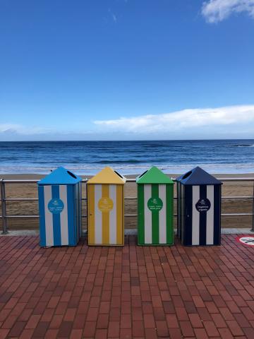 Cestini colorati per differenziare i rifiuti in spiaggia