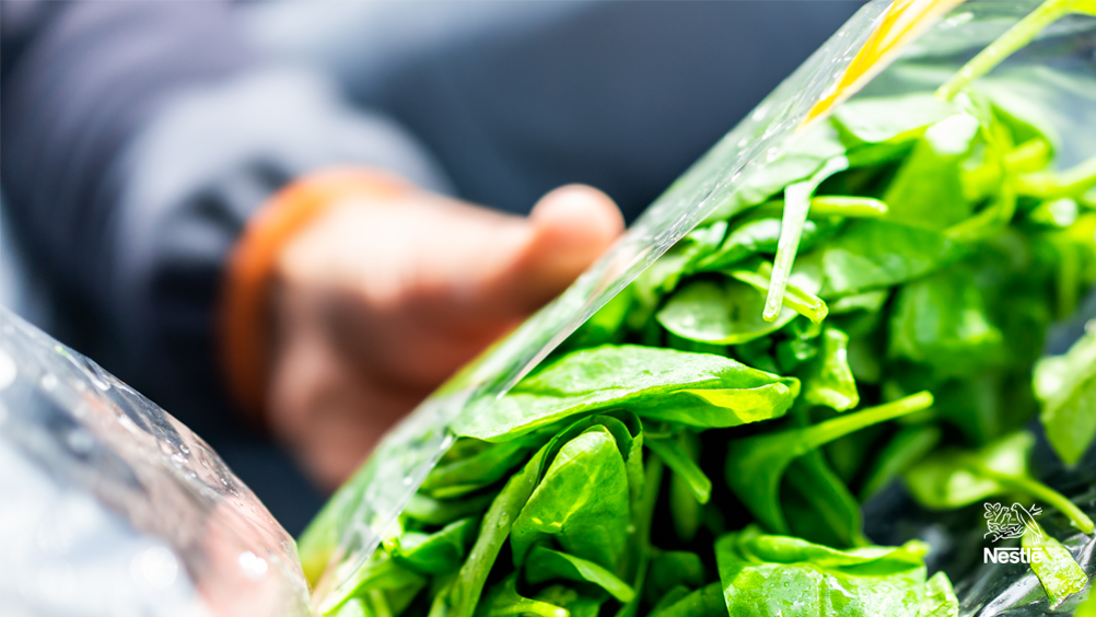 Cibo e imballaggi: come riciclare correttamente Confezione di insalata con imballaggio di plastica