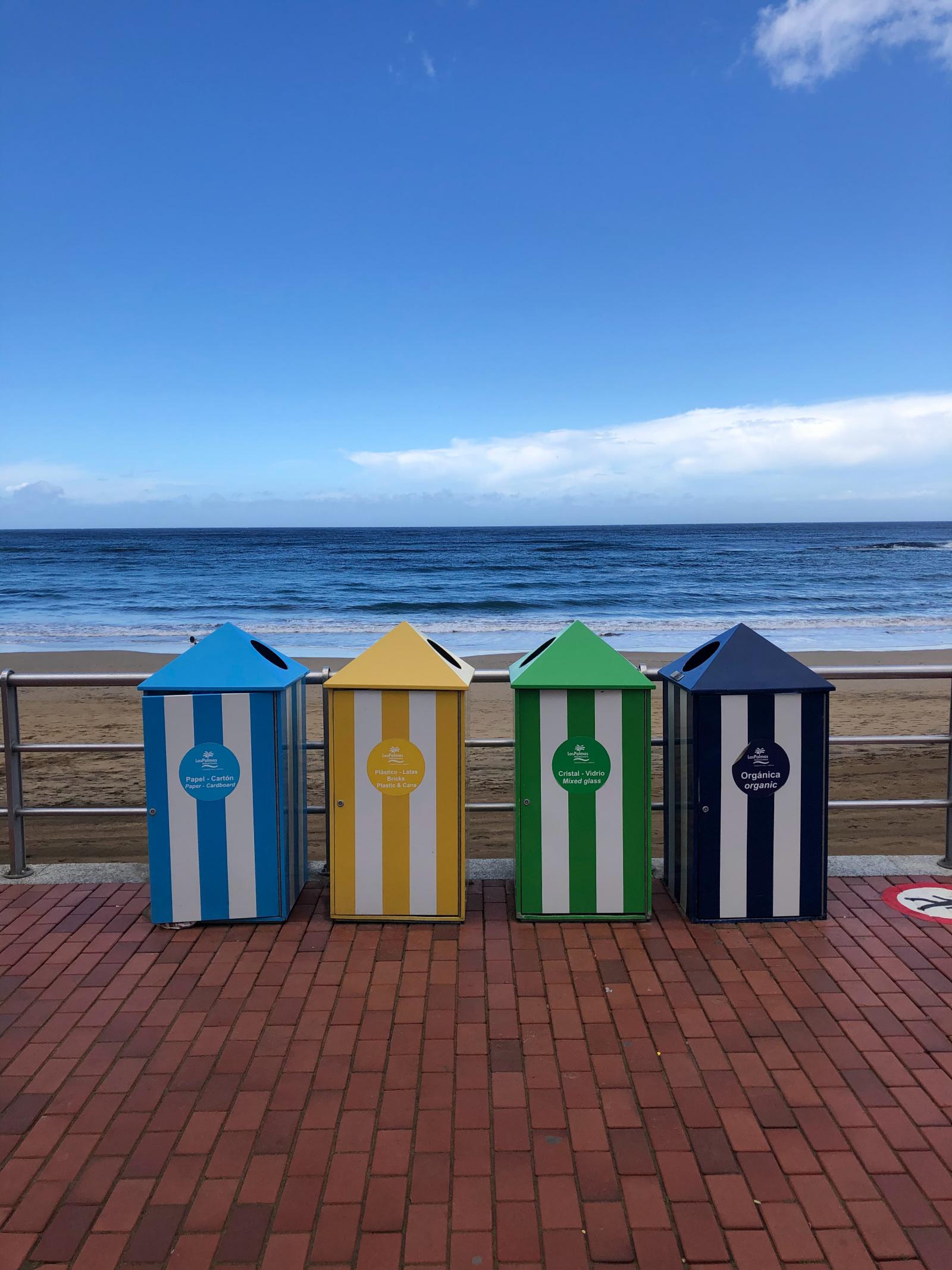 Differenzia i rifiuti anche in spiaggia! Cestini colorati per differenziare i rifiuti in spiaggia