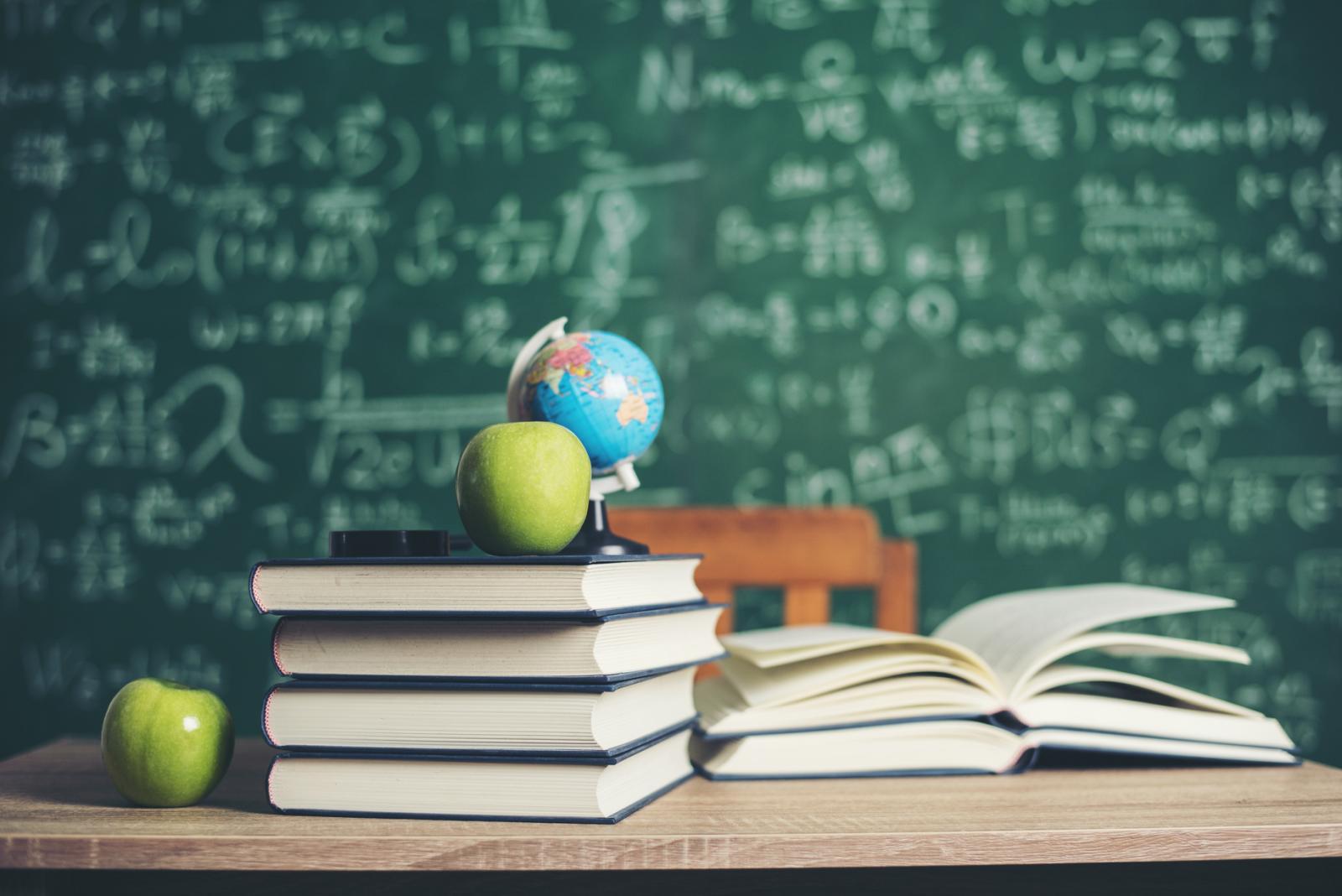 back to school! Libri su banco di scuola