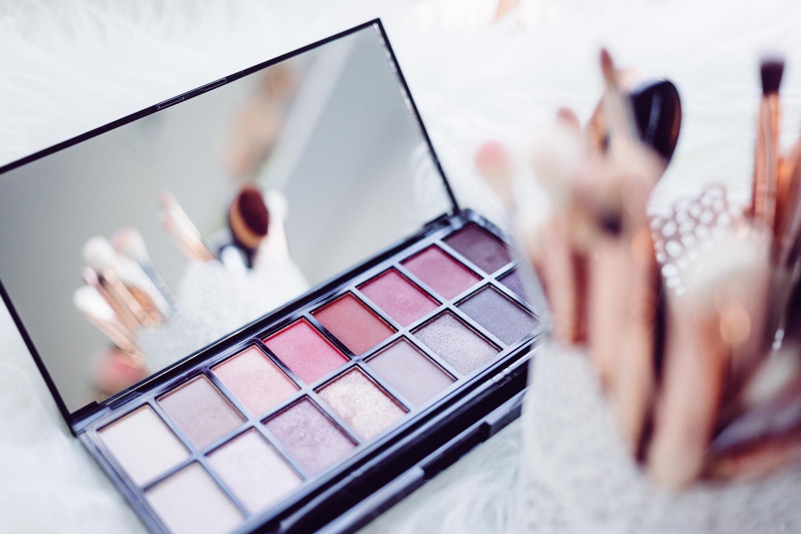 Dove buttare i cosmetici? Palette di ombretti e cosmetici scaduti