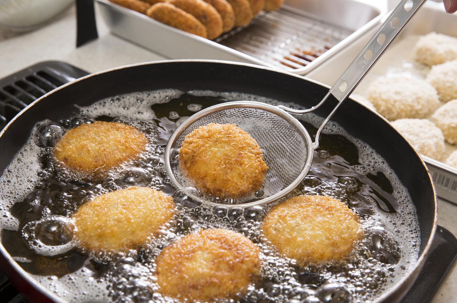 Preparazione frittura in padella