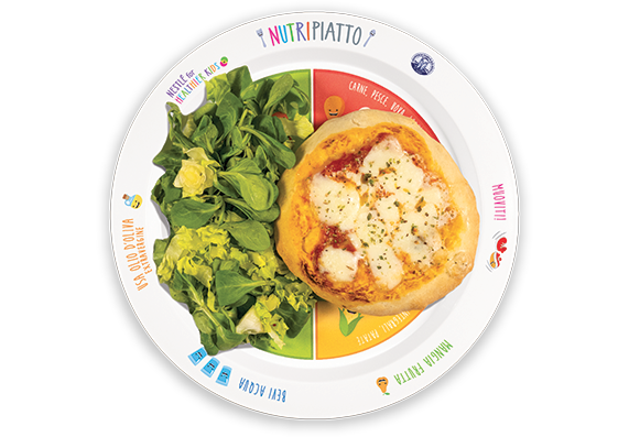 Porzione di pizza con insalatina