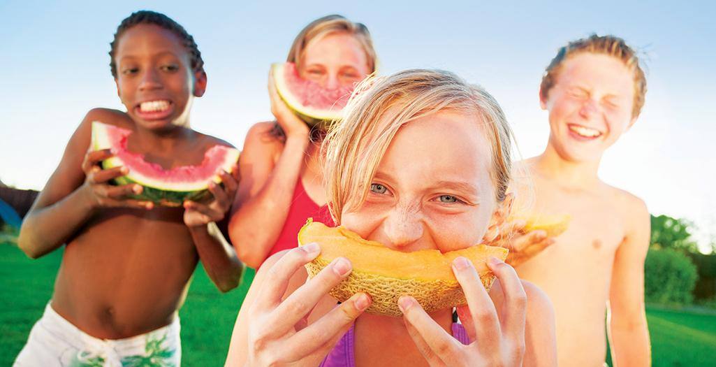 Bambini Mangiano Melone e Anguria