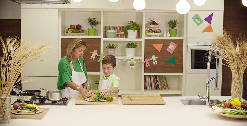 Preparazione bambino per iniziare a cucinare