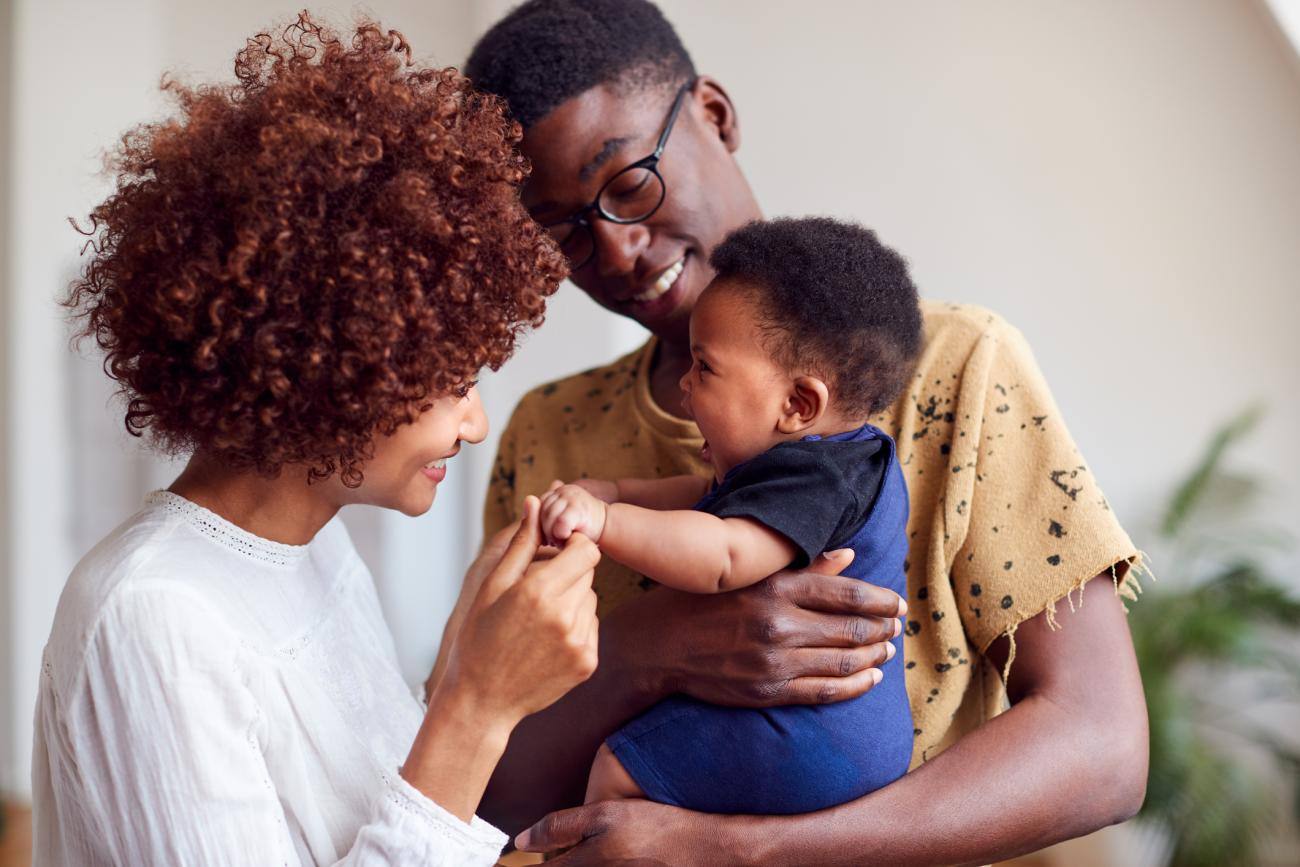 Una famiglia felice con un bimbo piccolo