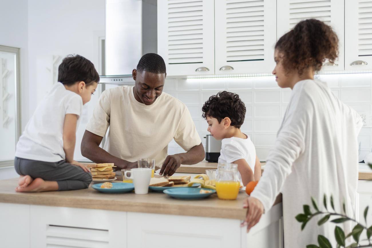 Una famiglia con due bambini che fanno colazione