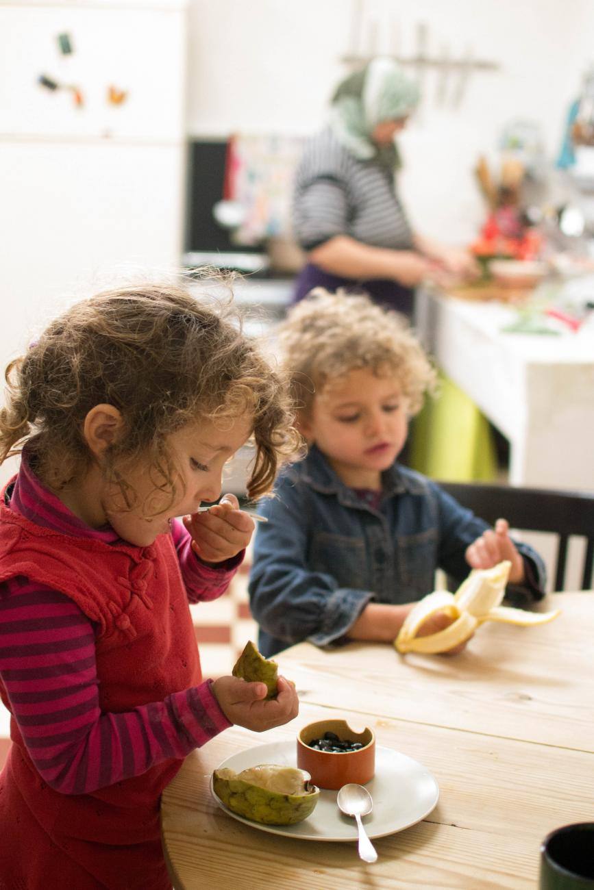 Bambini che fanno merenda 