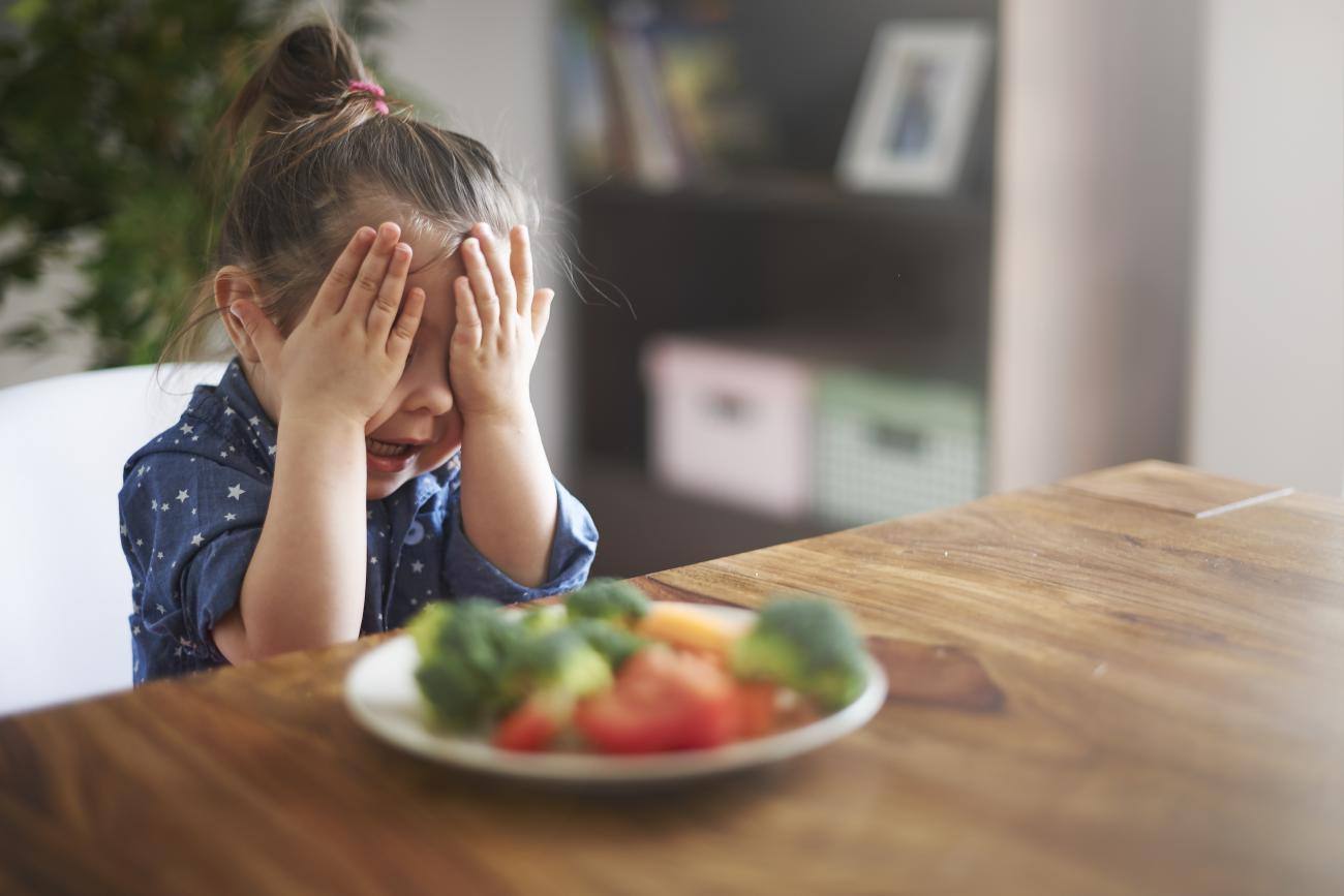 Una bimba che soffre di neofobia alimentare