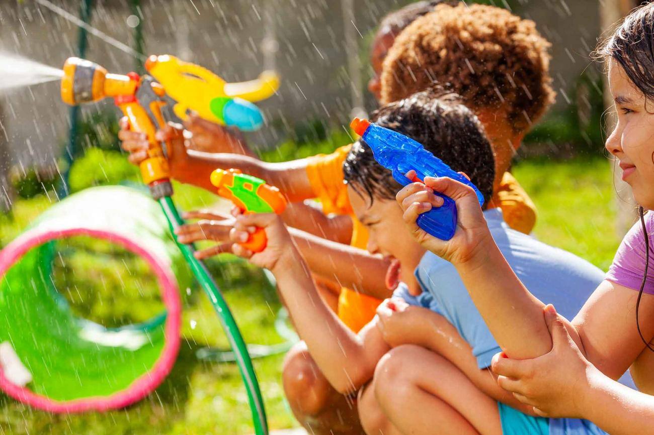 Bambini che giocano con l’acqua