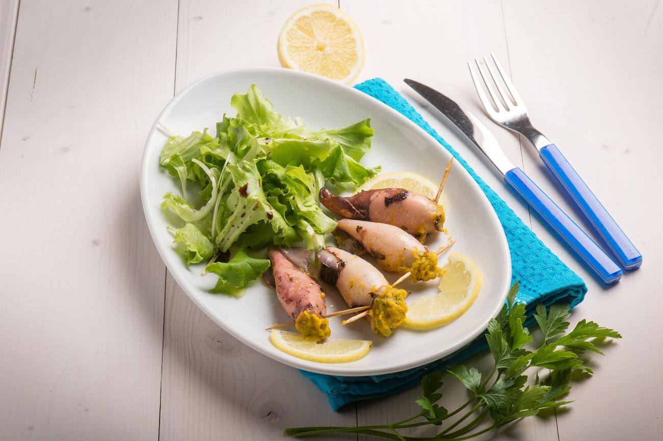 Piatto a base di pesce e verdure