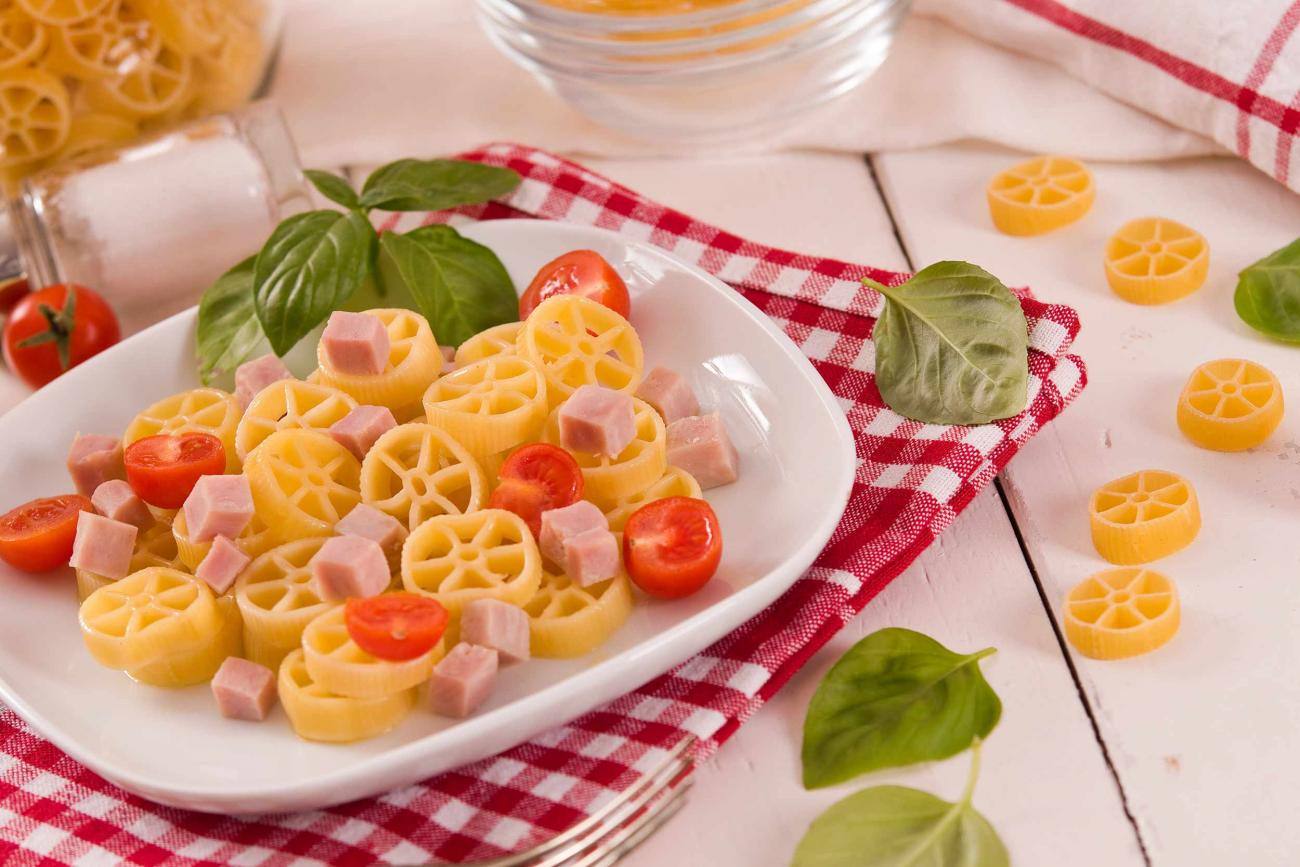 Pasta con carne pomodori e verdure