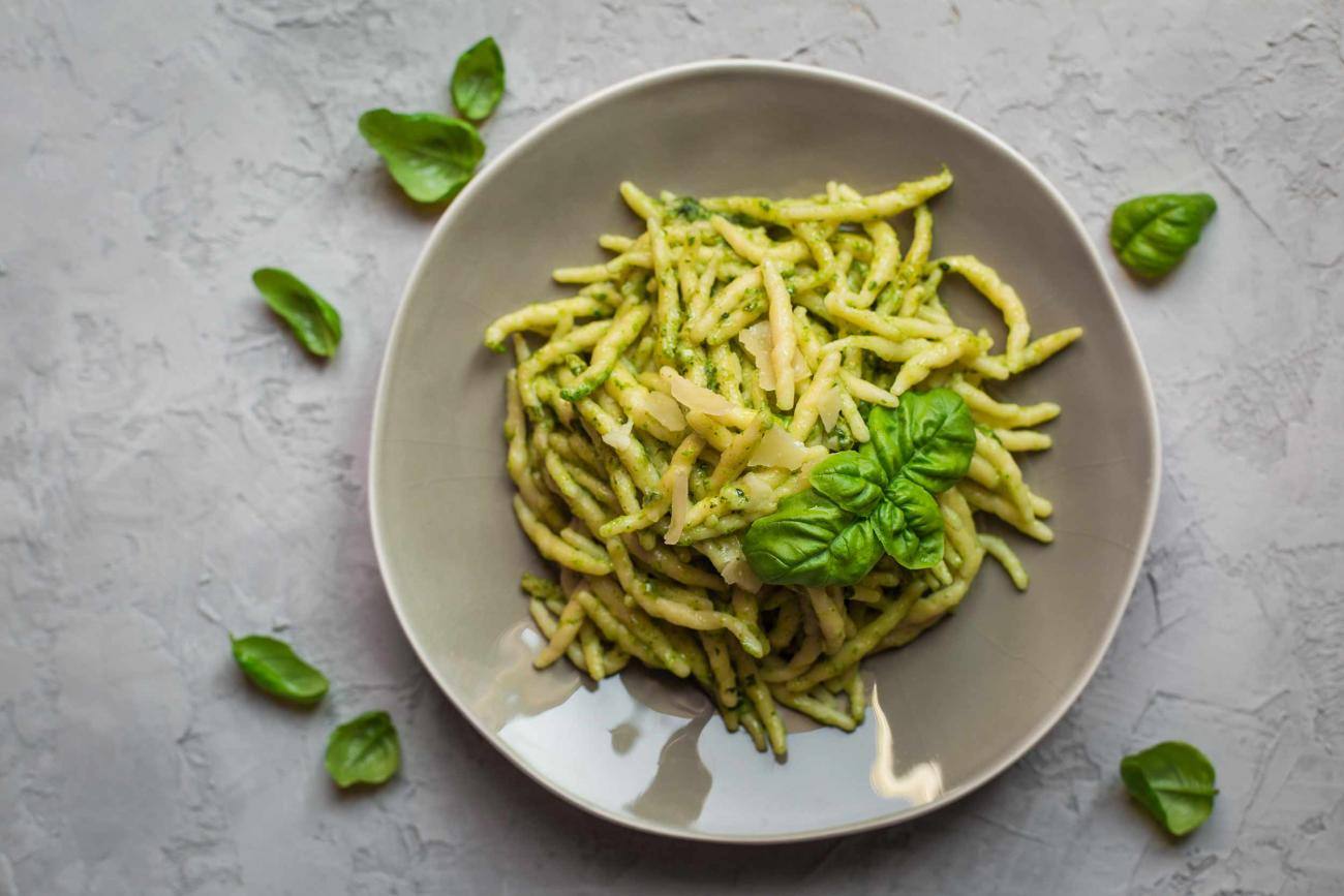 Piatto di pasta con basilico