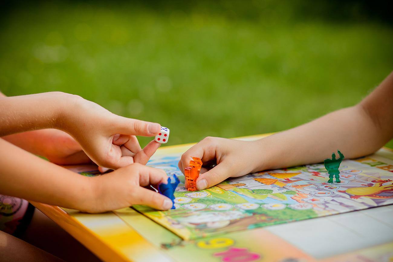 Bambini che giocano a un gioco da tavolo