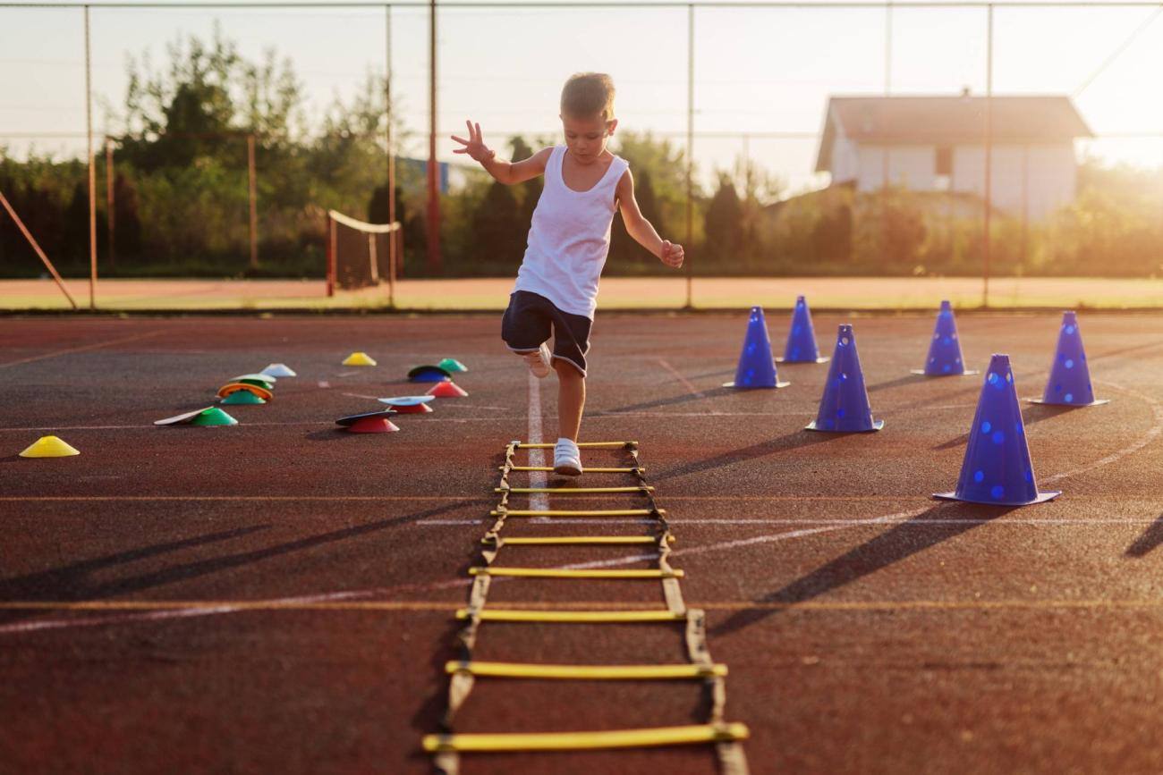 Bambino che si allena su una pista di atletica