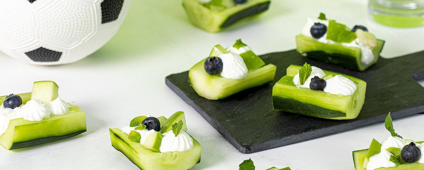 Barchetta di cetrioli con yogurt, mirtilli e mela verde