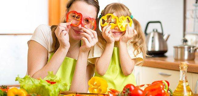 mamma e bambina giocano con i peperoni 