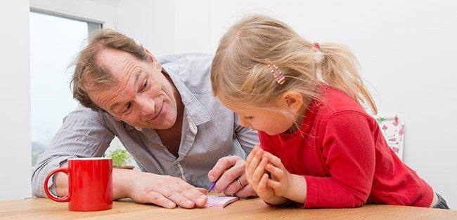 papà e bambina decidono insieme cosa cucinare