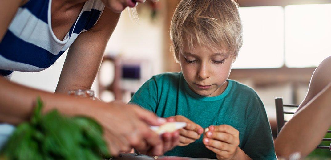 mamma e bambino cucinare insieme