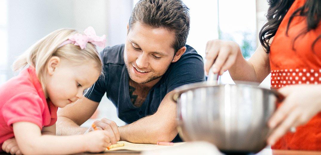 famiglia cucina insieme