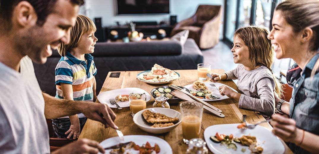 famiglia mangia a tavola