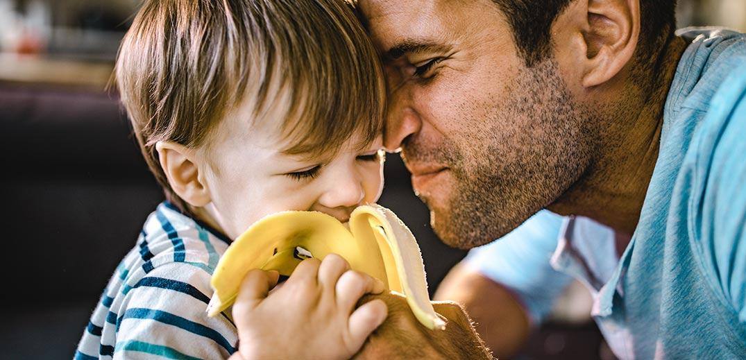 bambino e papà mangiano una banana