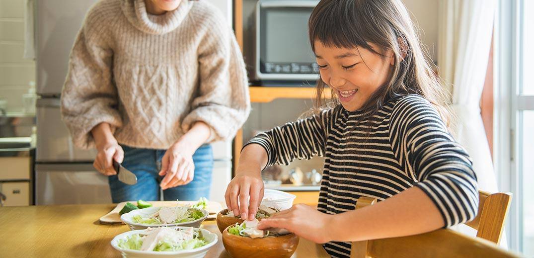 bambina si diverte in cucina