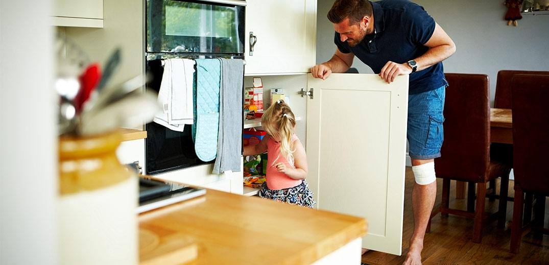 famiglia ripone spesa in dispensa