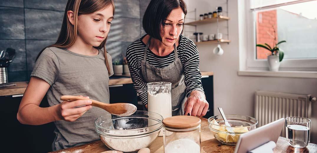 cucnare insieme madre e figlia