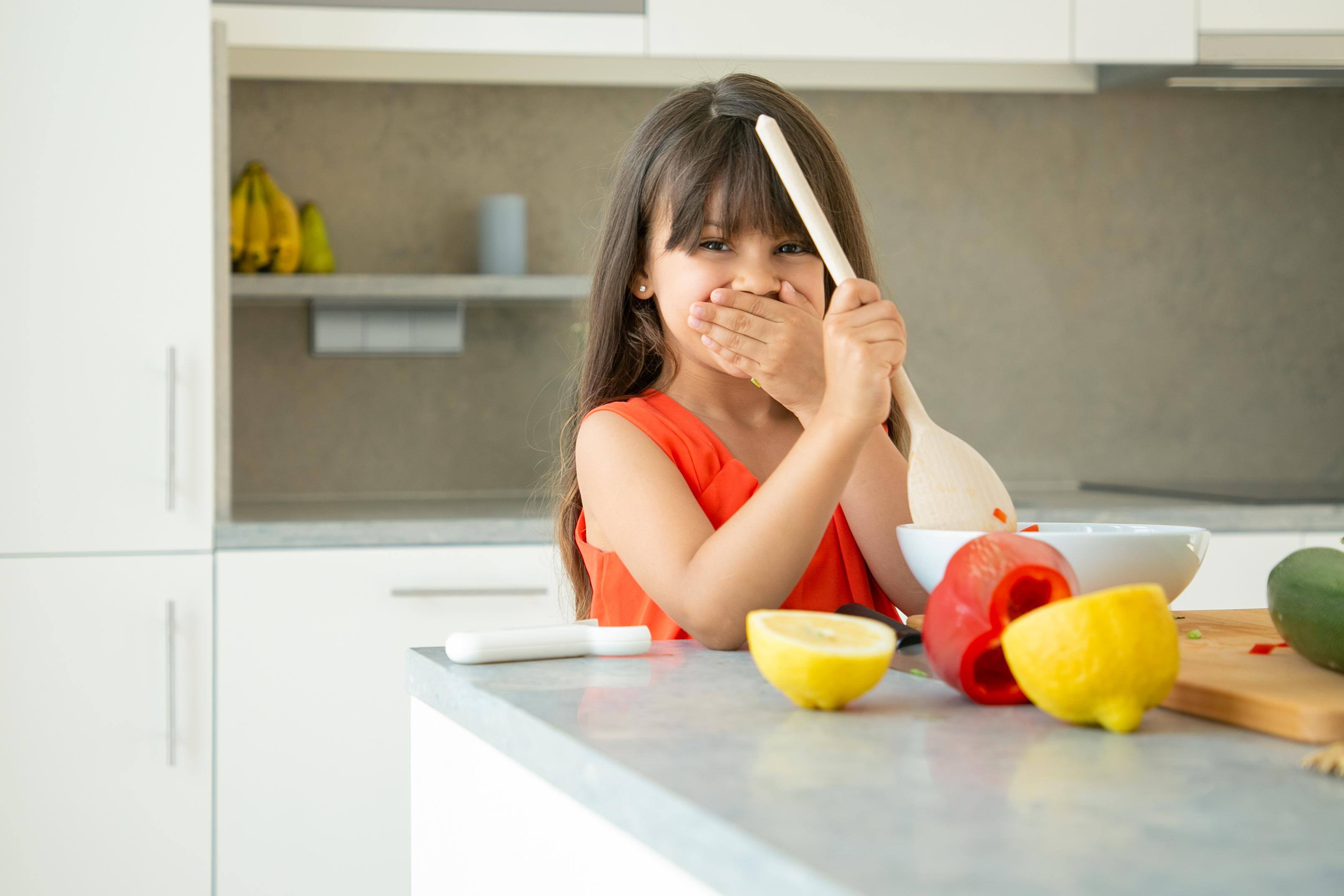 una bambina che cucina verdure