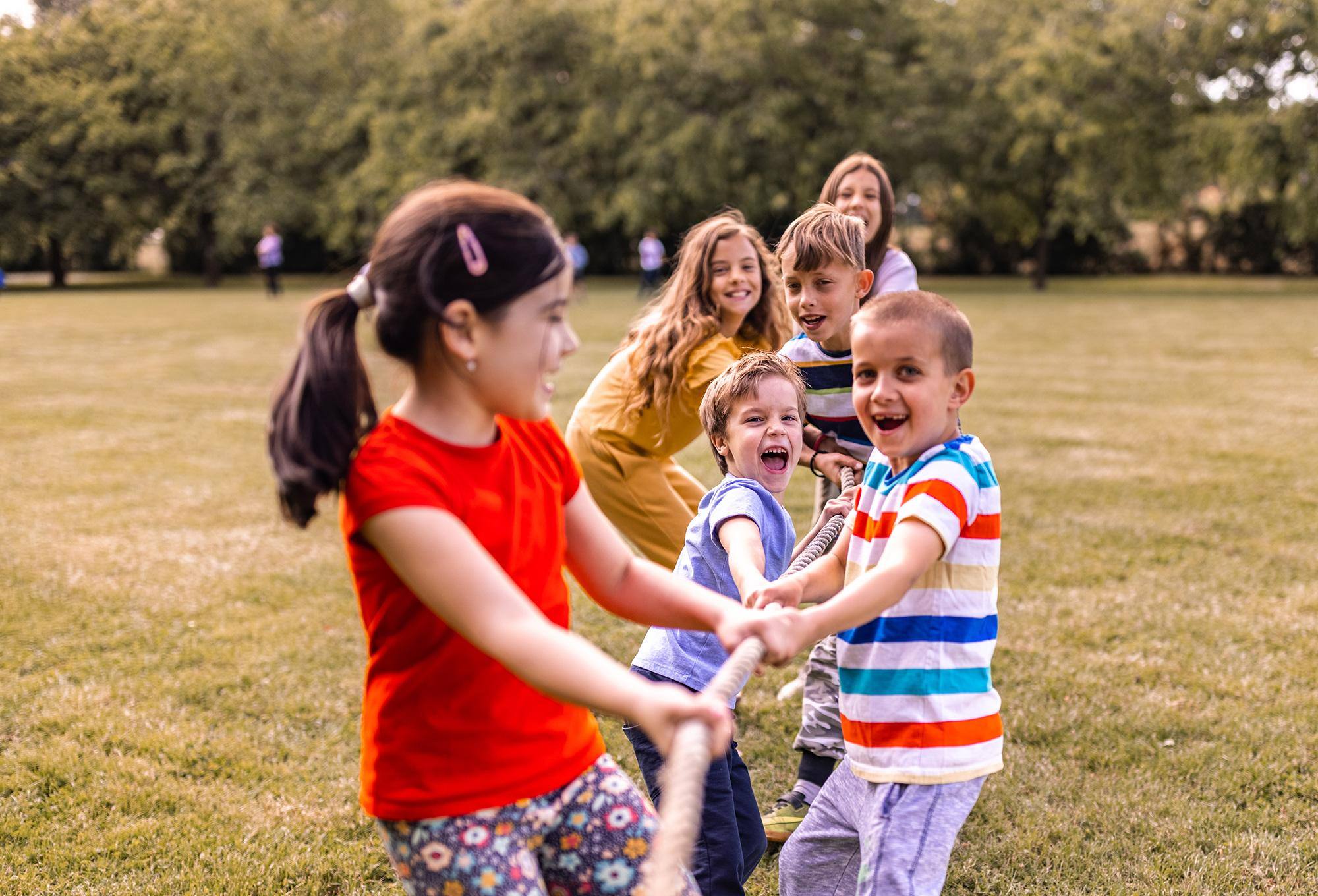 Bambini che giocano a tiro alla fune