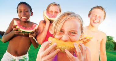 Bambini Mangiano Melone e Anguria