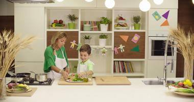 Preparazione bambino per iniziare a cucinare