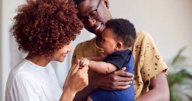 Una famiglia felice con un bimbo piccolo