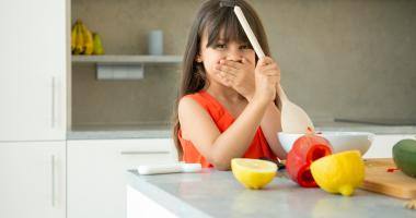 una bambina che cucina verdure