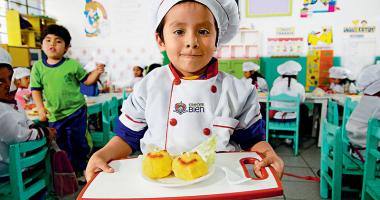 Bambino a scuola con un vassoio di cibo