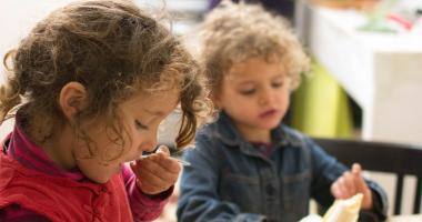 Bambini che fanno merenda 