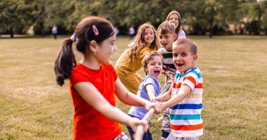 Bambini che giocano a tiro alla fune