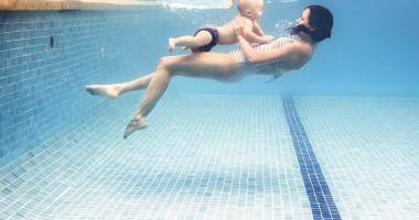I benefici del nuoto per i neonati
