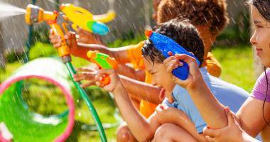 Bambini che giocano con l’acqua