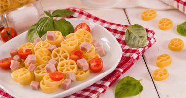 Pasta con carne pomodori e verdure