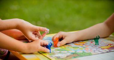 Bambini che giocano a un gioco da tavolo