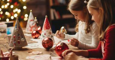 Bambine che fanno lavoretti di Natale