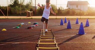 Bambino che si allena su una pista di atletica