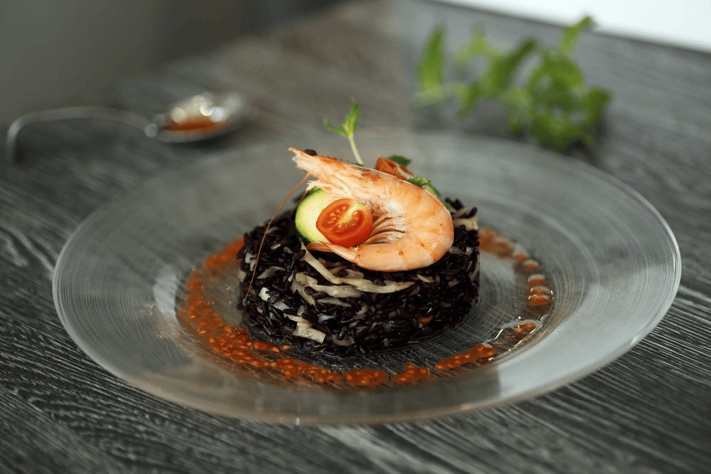 Riso venere con gamberetti, zucchine e pomodorini