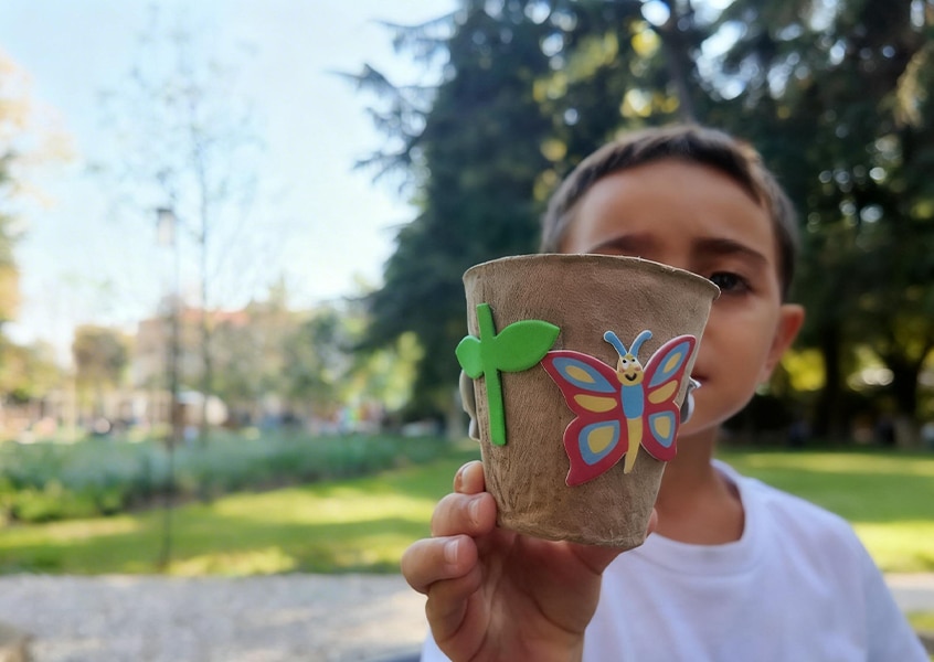 Un laboratorio per bambini tra piante, impollinatori e un vasetto di biodiversità da portare a casa