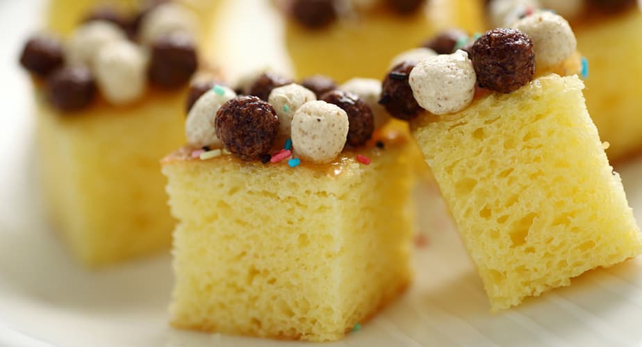 Cubetti di torta ai cereali e miele