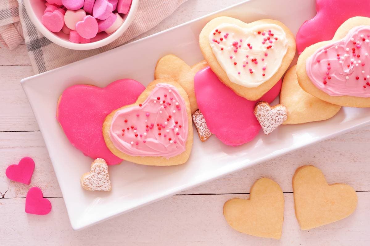 Biscotti a forma di cuore decorati con pink Gravel