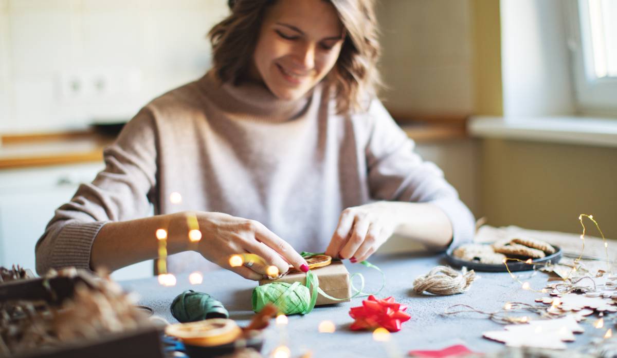 Ragazza che realizza biglietti di natale personalizzati 